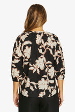 Load image into Gallery viewer, Jump Flower Trio Shirt 3126A