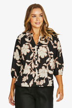 Load image into Gallery viewer, Jump Flower Trio Shirt 3126A
