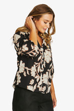 Load image into Gallery viewer, Jump Flower Trio Shirt 3126A
