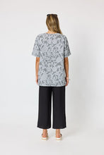 Load image into Gallery viewer, Clarity Tapestry Print Top 50131
